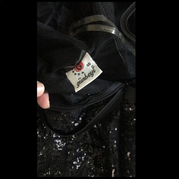 Gunbeyi black gown - Picture 2 of 2